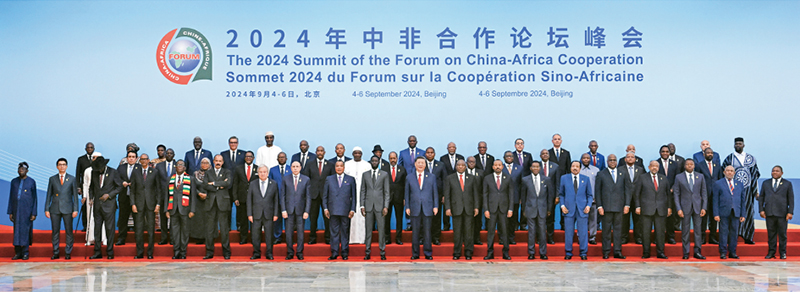 2024年9月5日上午，國家主席習(xí)近平在北京人民大會(huì)堂出席中非合作論壇北京峰會(huì)開幕式並發(fā)表主旨講話。這是開幕式前，習(xí)近平同出席峰會(huì)的外方領(lǐng)導(dǎo)人集體合影。 新華社記者 饒愛民/攝
