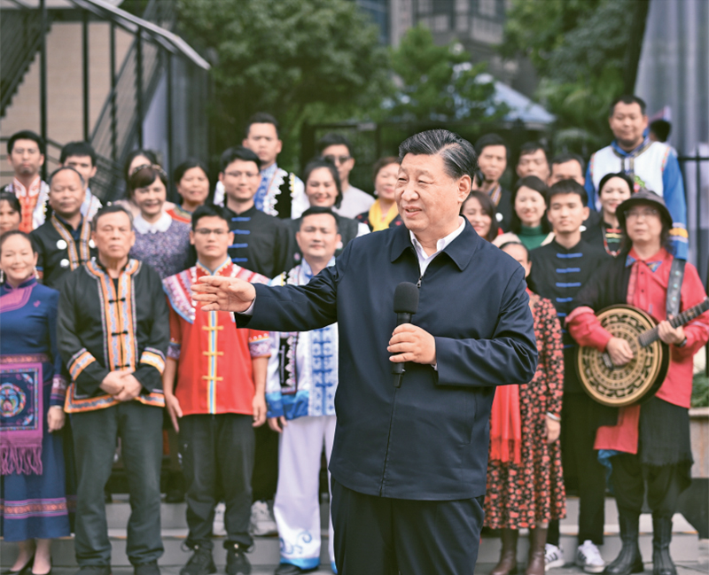 2023年12月14日至15日，中共中央總書記、國家主席、中央軍委主席習(xí)近平在廣西考察。這是14日上午，習(xí)近平在南寧市良慶區(qū)蟠龍社區(qū)考察時(shí)，同社區(qū)各族群眾親切交流。 新華社記者 燕雁/攝