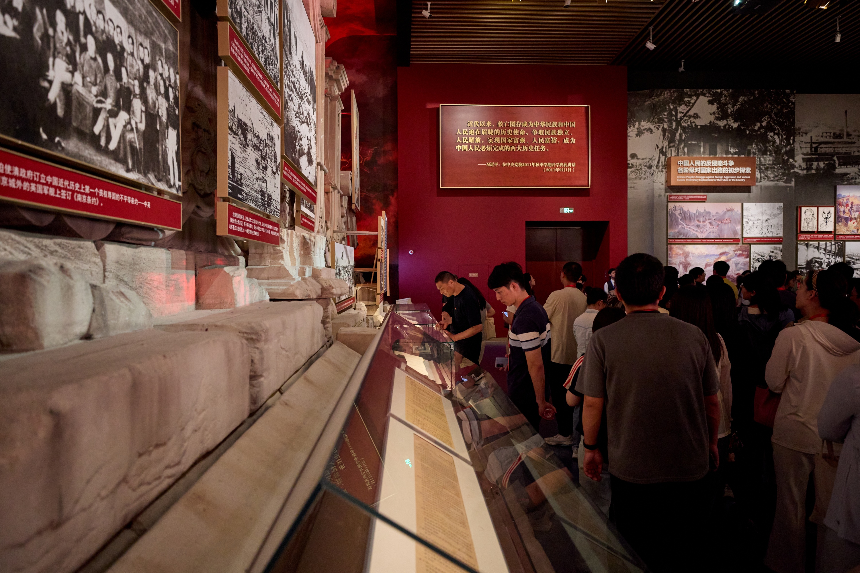 觀眾在黨史展覽館內(nèi)參觀。中國共產(chǎn)黨歷史展覽館供圖