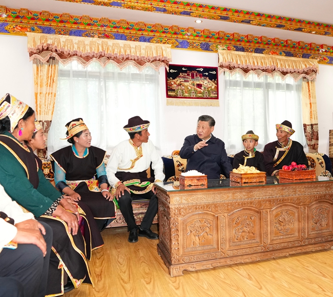 2021年7月21日下午，習近平在林芝市巴宜區(qū)林芝鎮(zhèn)嘎拉村，同村民達瓦堅參一家人圍坐在客廳里聊家常。新華社記者 李學仁 攝