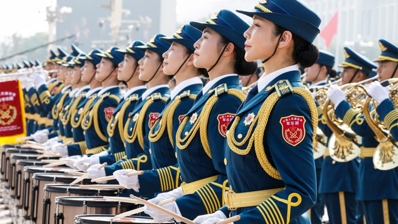 1這是中國(guó)人民解放軍聯(lián)合軍樂團(tuán)在演奏。