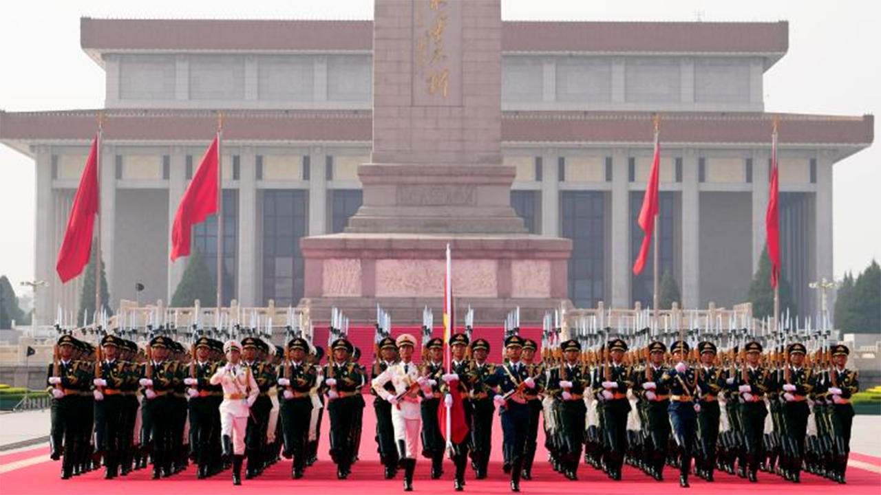 4這是國(guó)旗護(hù)衛(wèi)隊(duì)從人民英雄紀(jì)念碑基座出發(fā)，走向旗桿基座。