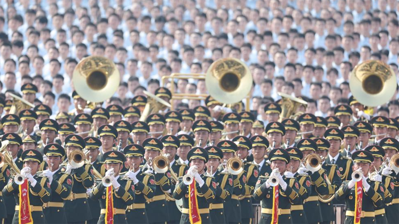 2-25中國(guó)人民解放軍聯(lián)合軍樂團(tuán)在演奏。