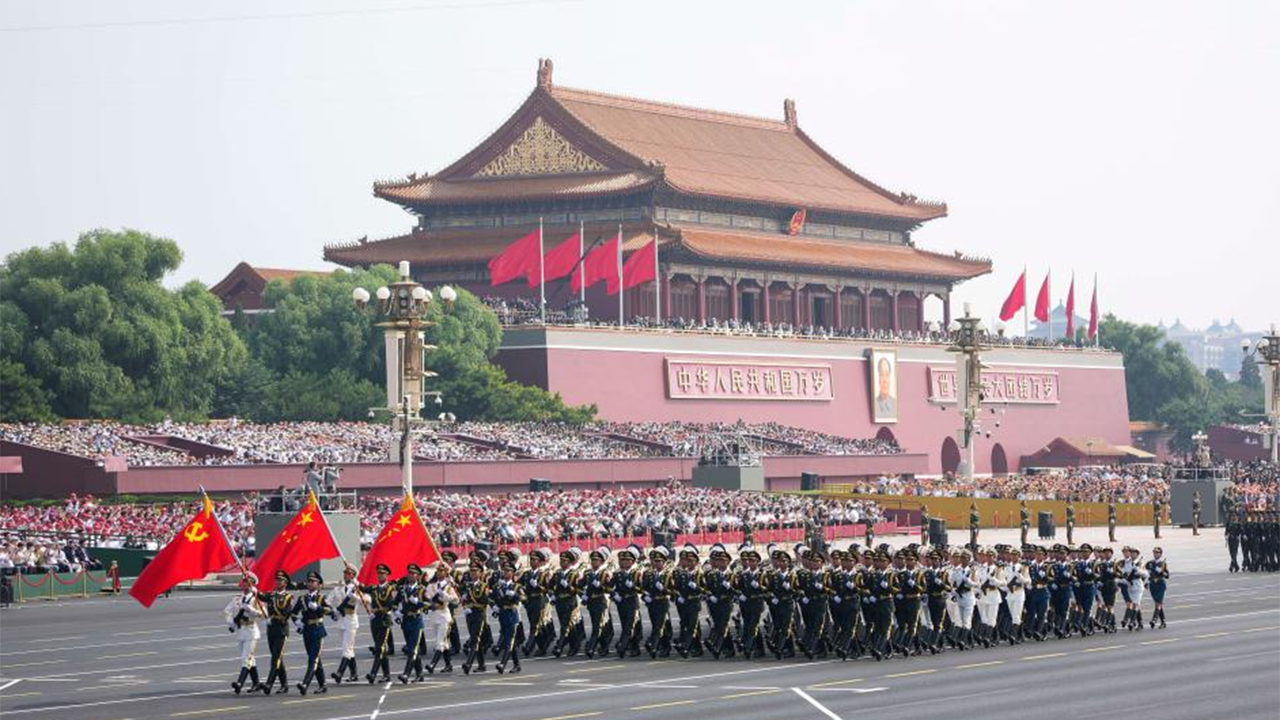 4-12中國(guó)人民解放軍儀仗方隊(duì)接受檢閱。