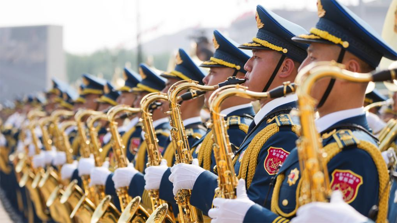 7-1中國(guó)人民解放軍聯(lián)合軍樂團(tuán)在演奏。