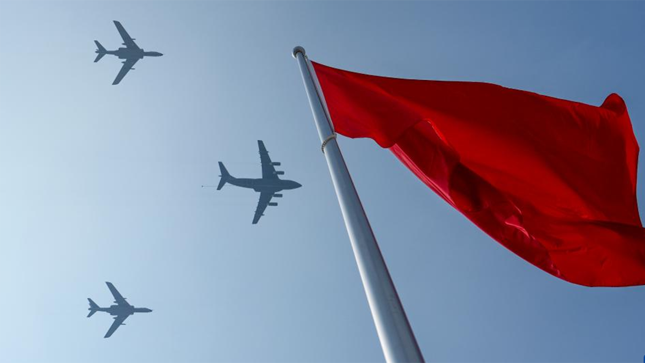 6-38加受油機(jī)梯隊(duì)通過天安門廣場(chǎng)