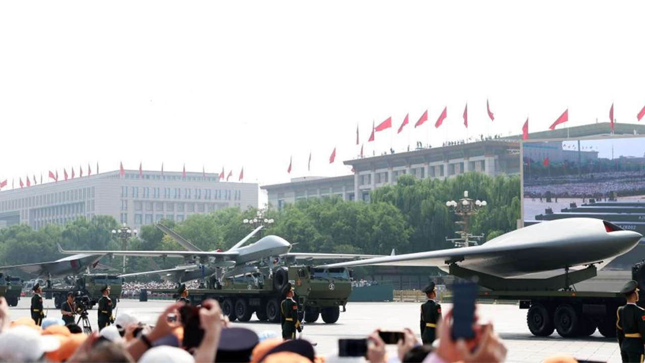 7-9空中無人作戰(zhàn)方隊(duì)接受檢閱