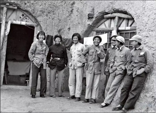 1938年9月，漢森鏡頭里的抗大女生，她們堅信抗戰(zhàn)必勝，笑容里展露出對美好未來的期許。漢森感慨道，“戰(zhàn)爭期間我第一次看到中國人臉上洋溢著真正的快樂”。