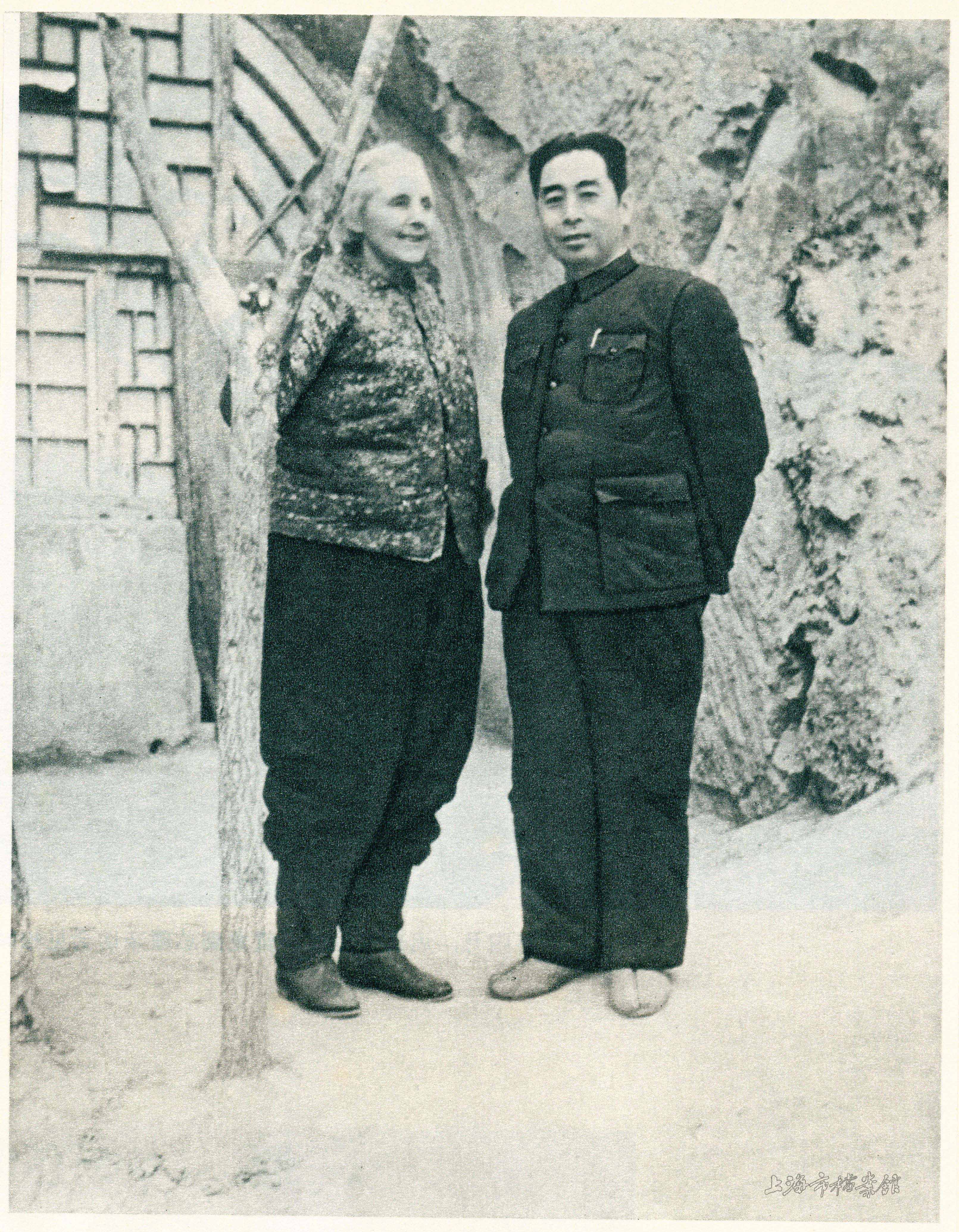 1947年，周恩來與史沫特萊在延安。（上海市檔案館藏）