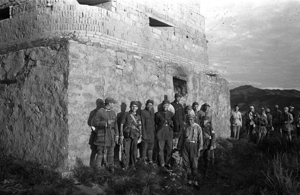 在晉綏邊區(qū)，武道（前排右一）親身參加了戰(zhàn)斗，見(jiàn)證了八路軍在當(dāng)?shù)孛癖桶傩盏呐浜舷?，成功攻占日軍?jù)點(diǎn)的全過(guò)程。