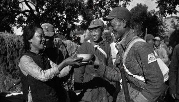 共產(chǎn)黨人“已經(jīng)在中國創(chuàng)造了一個奇跡”美國記者哈裡森·福爾曼，中國人民的老朋友。他曾於1937年到訪陝北蘇區(qū)，採訪了正準備奔赴抗日前線的中國工農(nóng)紅軍。1944年，福爾曼作為中外記者西北參觀團成員，深入延安與晉綏邊區(qū)，親身見証了中國共產(chǎn)黨領導的人民戰(zhàn)爭迸發(fā)的磅礡力量。他驚嘆道，共產(chǎn)黨人“已經(jīng)在中國創(chuàng)造了一個奇跡——贏得了人民的尊敬與合作”。