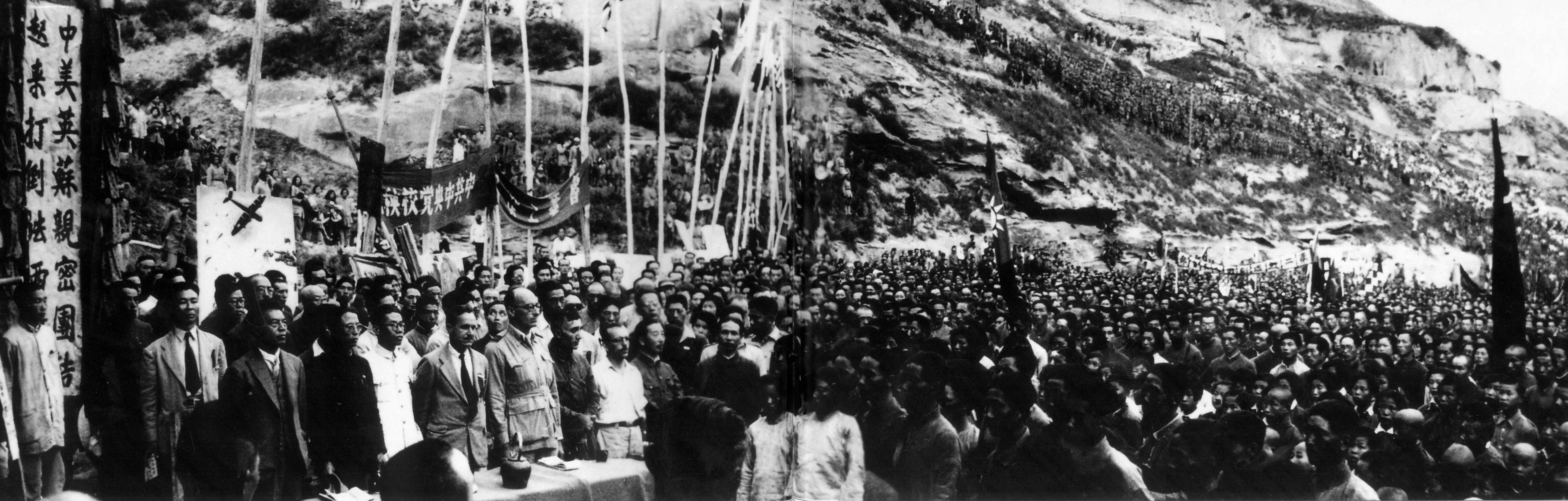 1944年6月13日，在延安文化溝，中外記者西北參觀團(tuán)參加了2.5萬人的軍民集會，慶祝諾曼底登陸暨歐洲反法西斯第二戰(zhàn)場開辟（前排左七為愛潑斯坦）。