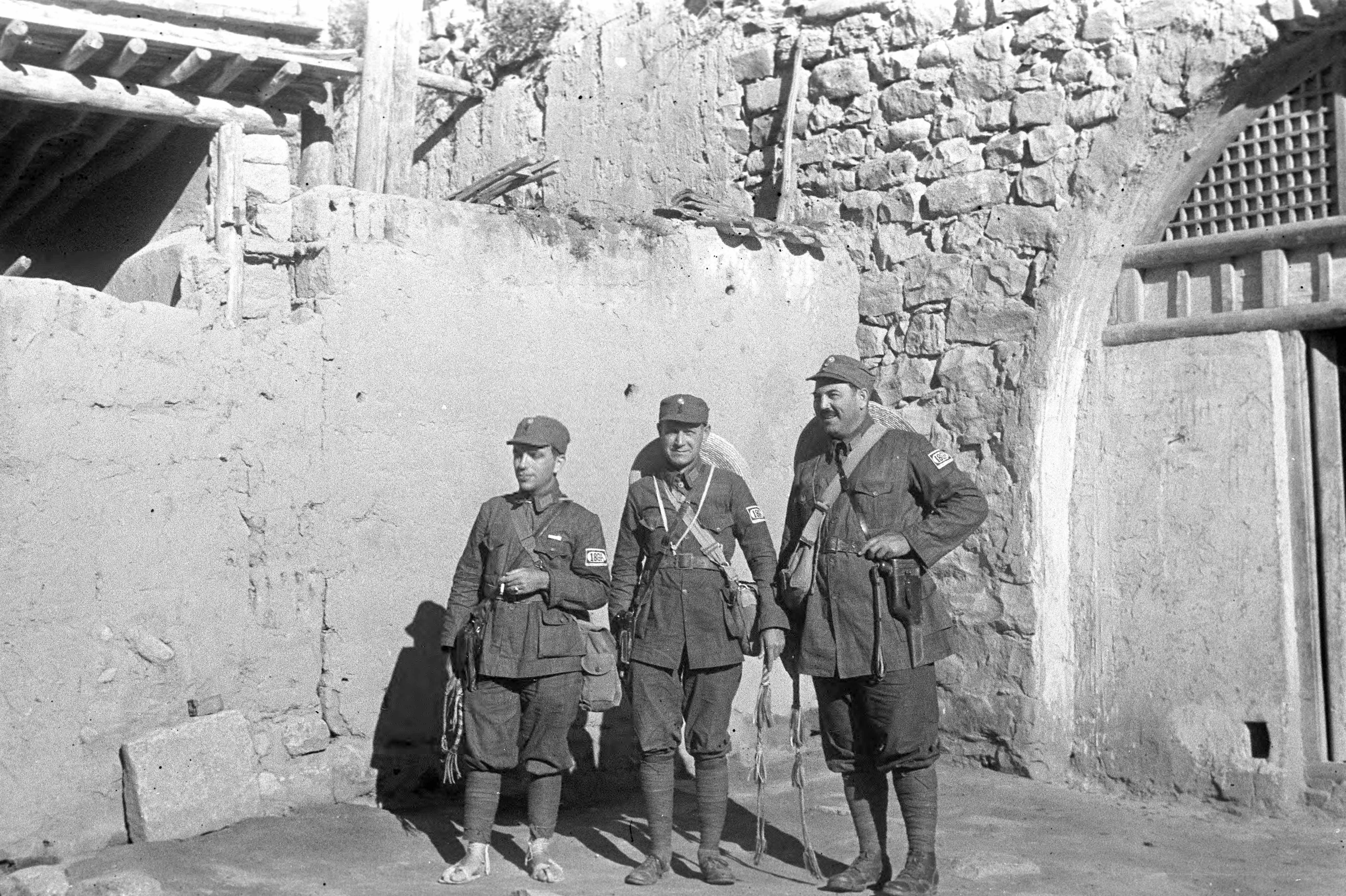 愛潑斯坦（左一）、武道（中）和福爾曼（右一）在晉綏邊區(qū)。