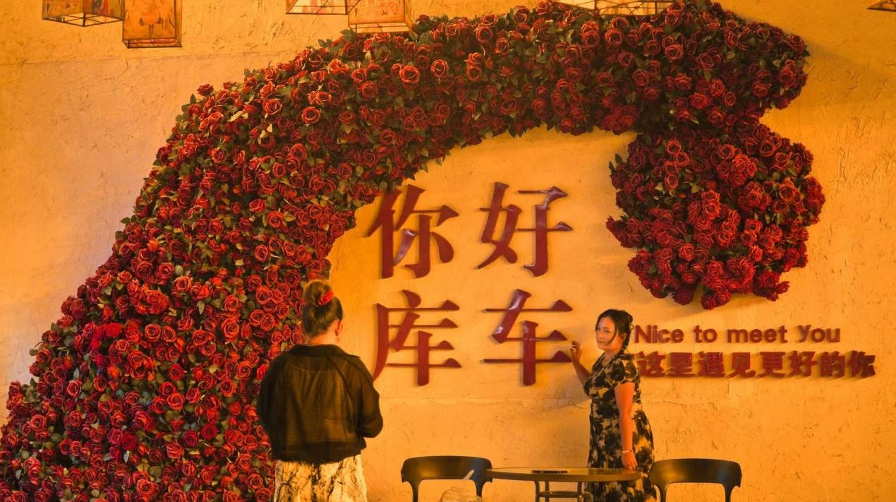 行進中國丨手鼓聲里聽千年 庫車老城夜未央