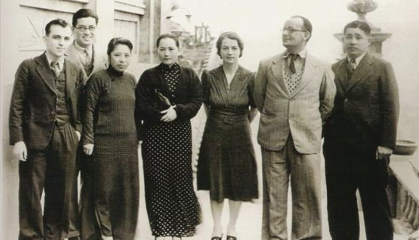 敵后抗日根據(jù)地是“不可摧毀的堡壘”2005年，一位金發(fā)碧眼的耄耋老人動情地說道：“我今年90歲，但從另外一個角度說，還隻有73歲，因為我是1933年開始為中國革命工作的?！边@位老人，正是著名的國際記者——伊斯雷爾·愛潑斯坦。中國全民族抗戰(zhàn)時期，愛潑斯坦穿梭於硝煙彌漫的正面與敵后戰(zhàn)場，以筆為刃，真實記錄了中國軍民浴血奮戰(zhàn)、抗擊日寇的不屈斗爭。