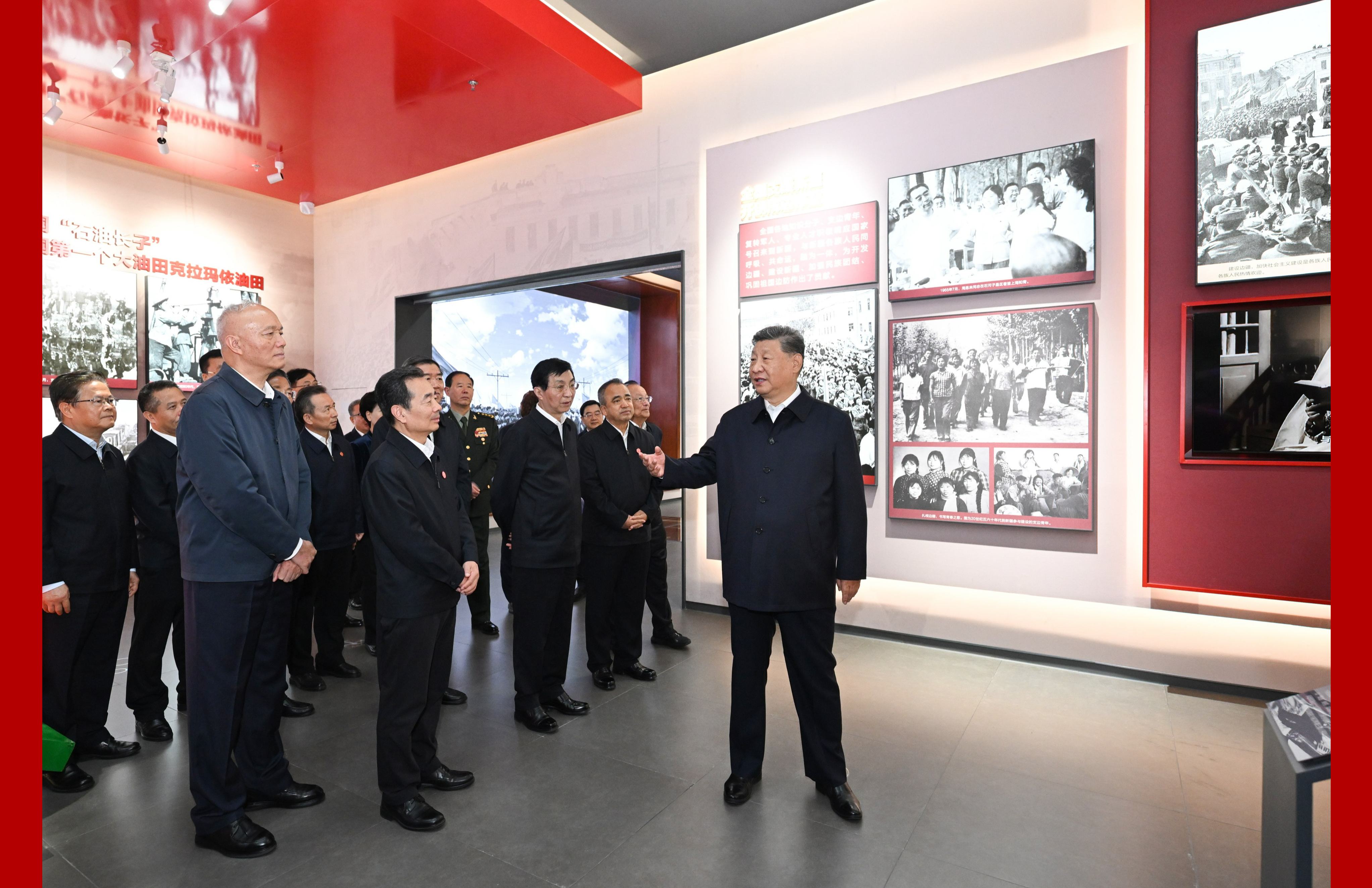 習(xí)近平參觀新疆維吾爾自治區(qū)成立70周年主題成就展