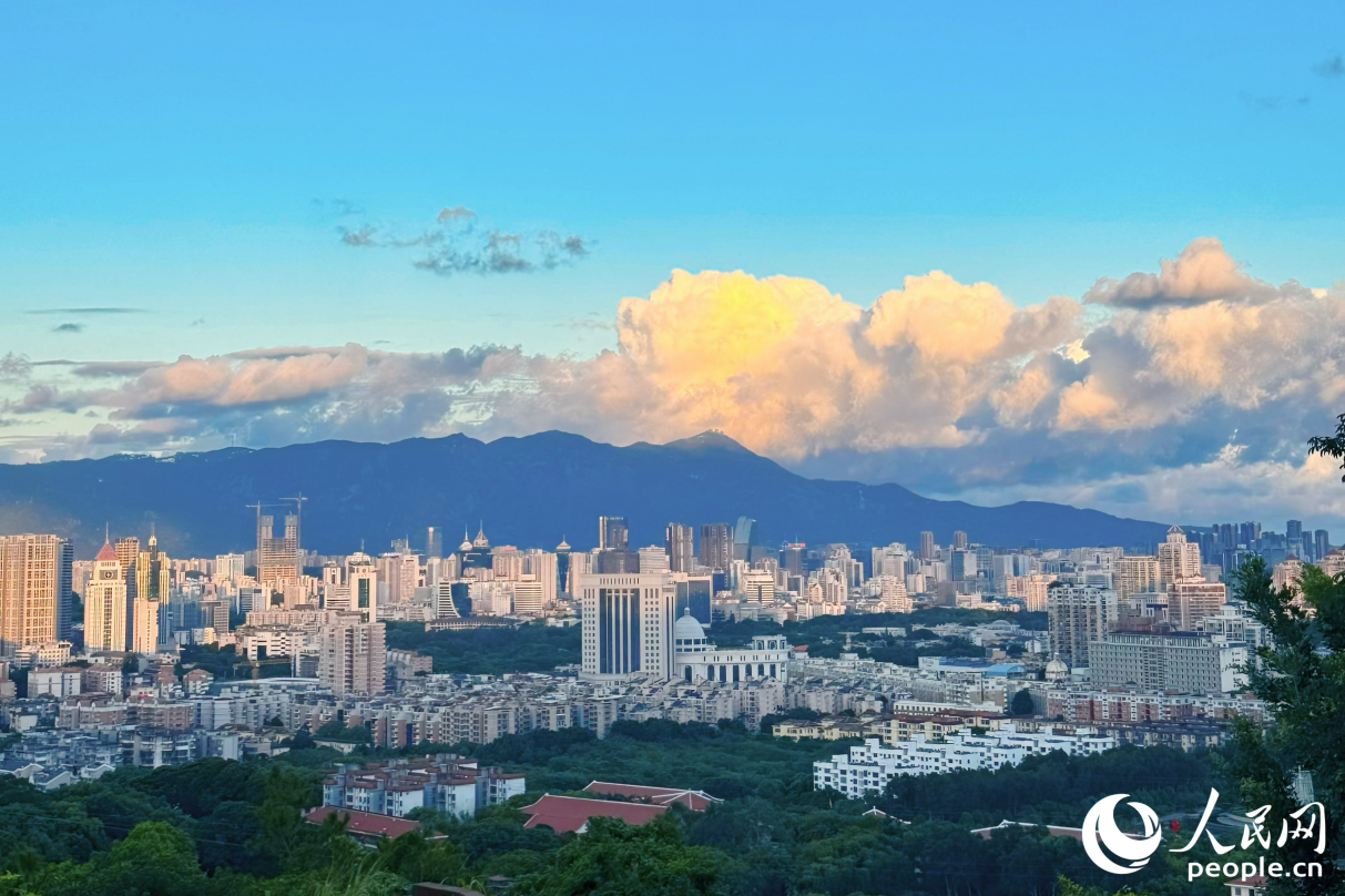 在福山郊野公園登高，俯瞰福州城區(qū)。人民網(wǎng) 劉橦潔攝