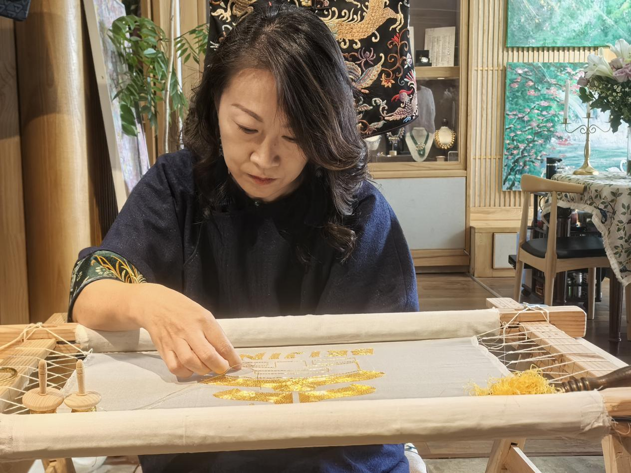 刺繡設計師現(xiàn)場展示非遺刺繡技藝。人民網記者黃玉琦 攝