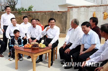 9月30日，中共中央總書記、國家主席、中央軍委主席胡錦濤到安徽農村考察。這是胡錦濤在滁州市鳳陽縣小崗村村民關友江家院子裡同村民們親切交談，共商農村改革發(fā)展大計。新華社記者鞠鵬攝