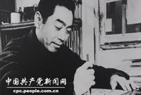 　　抗日戰(zhàn)爭期間，周恩來代表我們黨長期堅持在國民黨統(tǒng)治區(qū)開展統(tǒng)一戰(zhàn)線工作，並先后領(lǐng)導了中共長江局、南方局的工作。他廣泛團結(jié)社會各階層愛國人士和同情抗日的外國朋友，取得他們的信任和合作。他堅持國共合作，反對分裂，同國民黨頑固派進行了有勇有謀的斗爭。