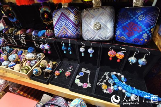 用壯錦制作的小飾品。人民網(wǎng) 覃心攝