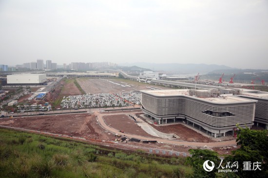 建設(shè)中的中新（重慶）多式聯(lián)運(yùn)示范基地。人民網(wǎng) 劉政寧攝