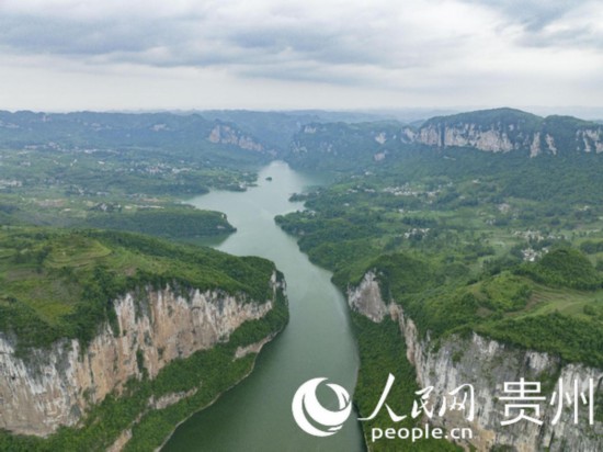 化屋村邊的烏江百裡畫廊風光。人民網(wǎng) 龍章榆攝