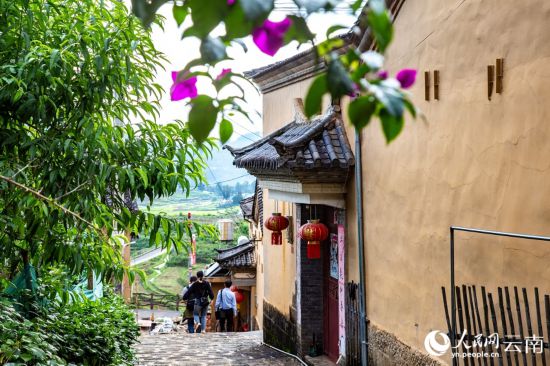 圖二 因地制宜，中寨司莫拉佤族村發(fā)展起了鄉(xiāng)村旅游。（人民網(wǎng) 劉怡攝）
