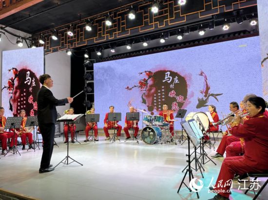 馬莊農(nóng)民樂(lè)團(tuán)在排練節(jié)目。人民網(wǎng) 李子佩攝