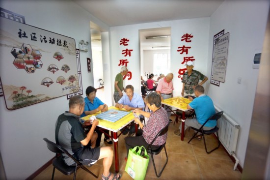 居民在東華園社區(qū)活動室休閑娛樂。撫順市順城區(qū)委宣傳部供圖