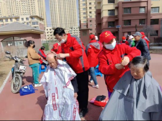 “螢火蟲”學(xué)雷鋒志願服務(wù)隊的志願者為老年人免費理發(fā)。撫順市順城區(qū)委宣傳部供圖