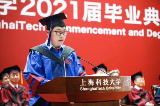 2021年7月，上?？萍即髮W(xué)研究生畢業(yè)生代表呂文濤在畢業(yè)典禮上發(fā)言。上?？萍即髮W(xué)供圖