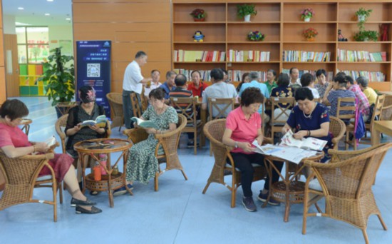 老人們在托老所內(nèi)看書、聊天。人民網(wǎng)記者 唐小麗攝