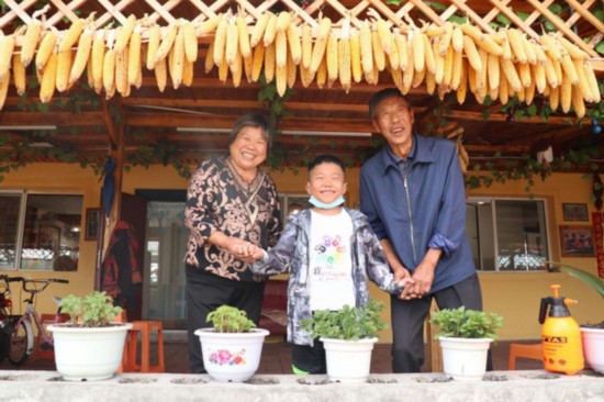 劉養(yǎng)順與妻子、孫子的合照。王磊攝
