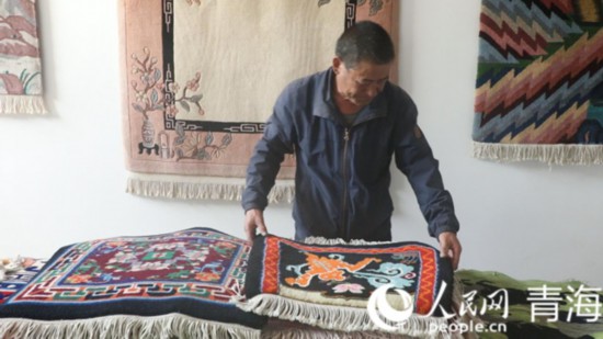 楊永良和他的作品。人民網(wǎng) 張皓芃攝