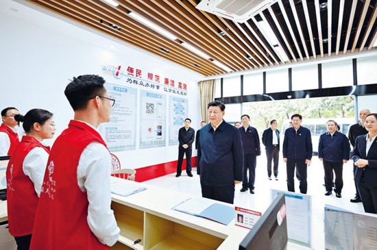 　2023年12月14日至15日，中共中央總書記、國(guó)家主席、中央軍委主席習(xí)近平在廣西考察。這是14日上午，習(xí)近平在南寧市良慶區(qū)蟠龍社區(qū)黨群服務(wù)中心考察。 新華社記者 燕雁/攝