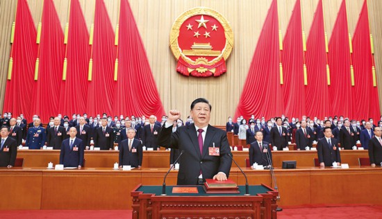 　　2023年3月10日，十四屆全國(guó)人大一次會(huì)議在北京人民大會(huì)堂舉行第三次全體會(huì)議。習(xí)近平全票當(dāng)選中華人民共和國(guó)主席、中華人民共和國(guó)中央軍事委員會(huì)主席。這是習(xí)近平進(jìn)行憲法宣誓。 新華社記者 鞠鵬/攝