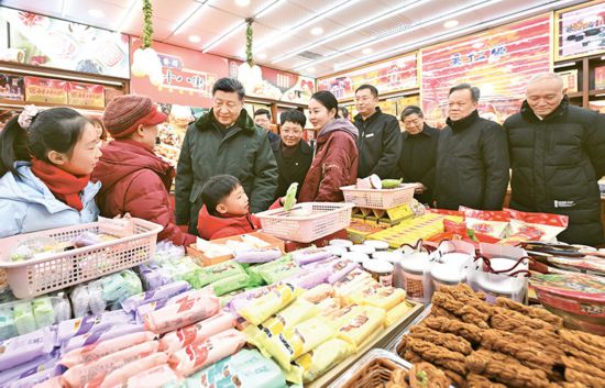 　　2024年2月1日至2日，中共中央總書記、國(guó)家主席、中央軍委主席習(xí)近平來到天津，看望慰問基層干部群眾。這是1日下午，習(xí)近平在天津古文化街考察時(shí)，走進(jìn)店鋪同現(xiàn)場(chǎng)群眾互動(dòng)交流。 新華社記者 謝環(huán)馳/攝