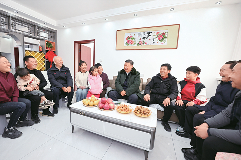 2025年1月22日至24日，中共中央總書記、國家主席、中央軍委主席習(xí)近平冒著嚴(yán)寒來到遼寧，看望慰問基層干部群眾。這是22日下午，習(xí)近平在葫蘆島市綏中縣明水滿族鄉(xiāng)祝家溝村考察時(shí)，同村民王寶維一家圍坐一起拉家常。 新華社記者 謝環(huán)馳/攝