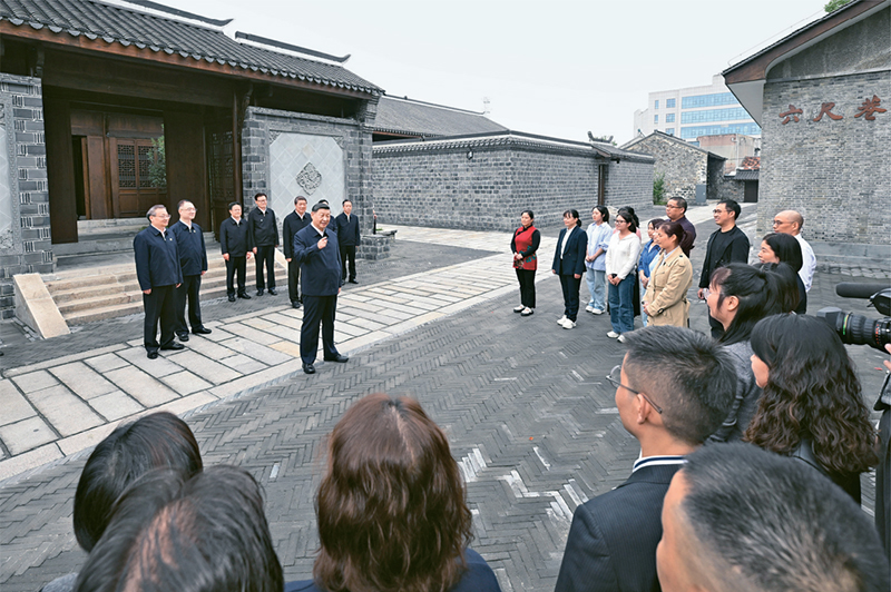 2024年10月17日至18日，中共中央總書記、國家主席、中央軍委主席習(xí)近平在安徽考察。這是17日下午，習(xí)近平在安慶桐城市六尺巷考察時(shí)，同當(dāng)?shù)鼐用窈陀慰陀H切交流。 新華社記者 申宏/攝