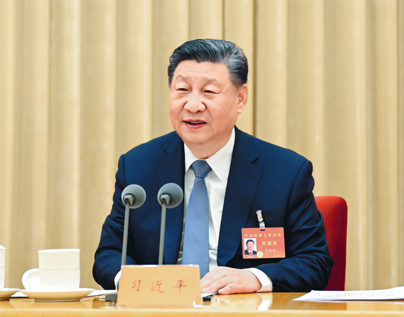 2024年12月11日至12日，中央經(jīng)濟(jì)工作會議在北京舉行。中共中央總書記、國家主席、中央軍委主席習(xí)近平出席會議並發(fā)表重要講話。 新華社記者 謝環(huán)馳/攝