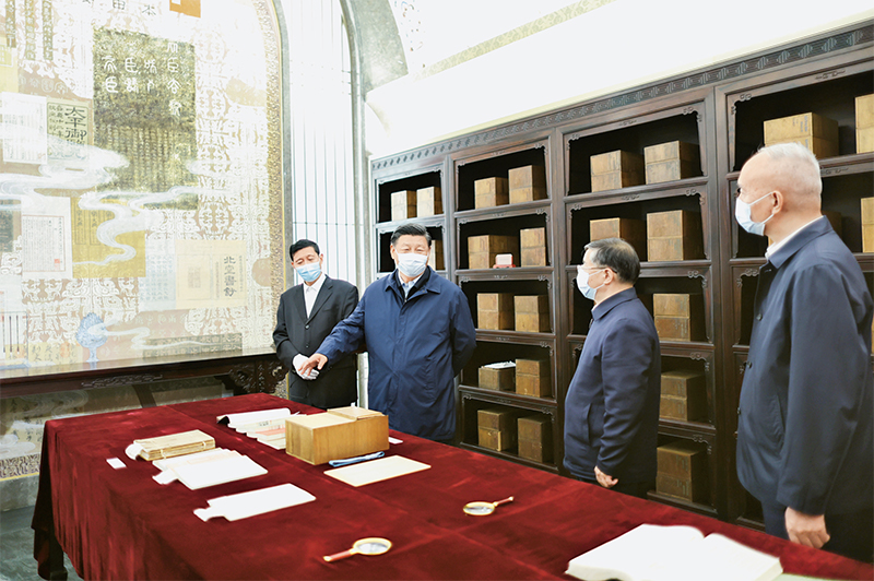 2023年6月2日，中共中央總書記、國(guó)家主席、中央軍委主席習(xí)近平在北京出席文化傳承發(fā)展座談會(huì)並發(fā)表重要講話。這是座談會(huì)前，習(xí)近平1日下午在中國(guó)國(guó)家版本館考察時(shí)，在蘭臺(tái)洞庫(kù)了解館藏精品版本保存情況。 新華社記者 鞠鵬/攝