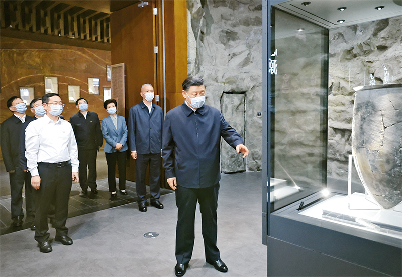 2023年6月2日，中共中央總書記、國(guó)家主席、中央軍委主席習(xí)近平在北京出席文化傳承發(fā)展座談會(huì)並發(fā)表重要講話。這是座談會(huì)前，習(xí)近平2日下午在中國(guó)歷史研究院考察。 新華社記者 鞠鵬/攝