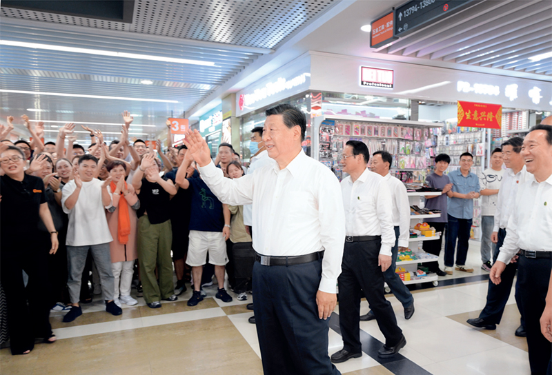 2023年9月20日至21日，中共中央總書記、國家主席、中央軍委主席習(xí)近平在浙江考察。這是20日上午，習(xí)近平在義烏國際商貿(mào)城考察時(shí)，同商戶親切交流。 新華社記者 李學(xué)仁/攝