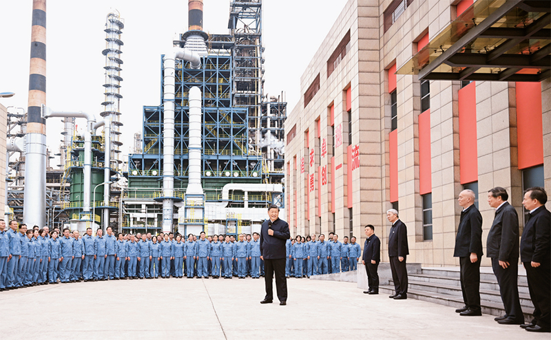 2023年10月10日至13日，中共中央總書記、國家主席、中央軍委主席習(xí)近平在江西考察。這是10日下午，習(xí)近平在中國石化九江分公司考察時(shí)，同企業(yè)員工親切交流。 新華社記者 謝環(huán)馳/攝