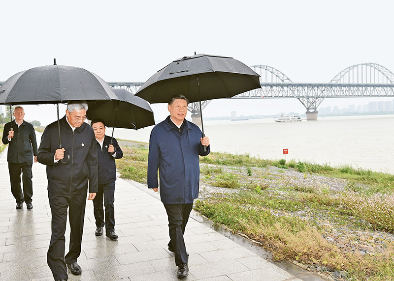 2023年10月10日至13日，中共中央總書記、國(guó)家主席、中央軍委主席習(xí)近平在江西考察。這是10日下午，習(xí)近平在長(zhǎng)江國(guó)家文化公園九江城區(qū)段考察時(shí)，冒雨沿江堤步行察看沿岸風(fēng)貌。 新華社記者 謝環(huán)馳/攝