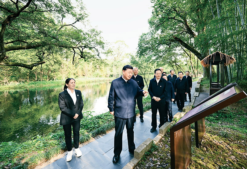 2023年10月10日至13日，中共中央總書記、國(guó)家主席、中央軍委主席習(xí)近平在江西考察。這是11日下午，習(xí)近平在上饒市婺源縣秋口鎮(zhèn)王村石門自然村考察時(shí)，了解饒河源國(guó)家濕地公園和極度瀕危鳥類藍(lán)冠噪鹛保護(hù)等情況。 新華社記者 謝環(huán)馳/攝