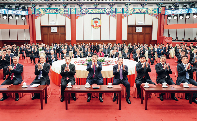 2023年12月29日，全國政協(xié)在北京舉行新年茶話會(huì)。黨和國家領(lǐng)導(dǎo)人習(xí)近平、李強(qiáng)、趙樂際、王滬寧、蔡奇、丁薛祥、李希、韓正出席茶話會(huì)並觀看演出。 新華社記者 鞠鵬/攝
