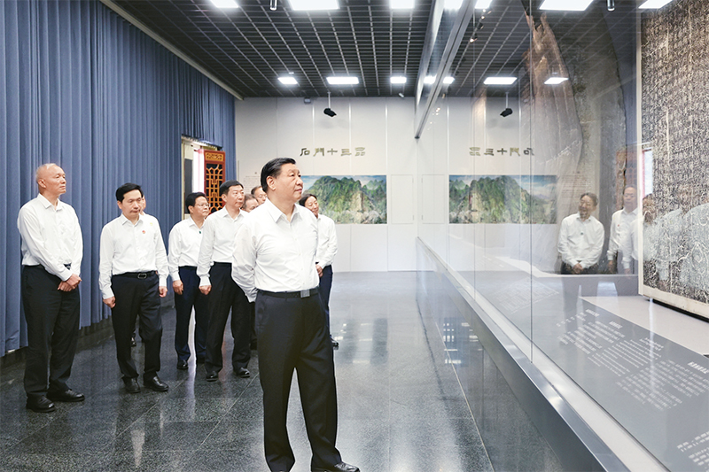 2023年7月29日，中共中央總書記、國家主席、中央軍委主席習(xí)近平在四川考察結(jié)束返京途中，來到陝西省漢中市考察。這是習(xí)近平參觀漢中市博物館有關(guān)歷史文物展陳。 新華社記者 鞠鵬/攝