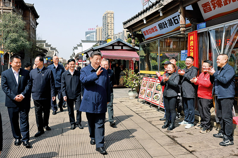 2024年3月18日至21日，中共中央總書(shū)記、國(guó)家主席、中央軍委主席習(xí)近平在湖南考察。這是19日上午，習(xí)近平在常德河街考察時(shí)，同店主和游客親切交流。 新華社記者 王曄/攝
